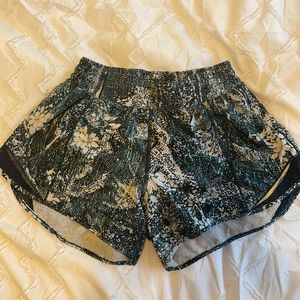 Lululemon hotty hot 4” size 4!